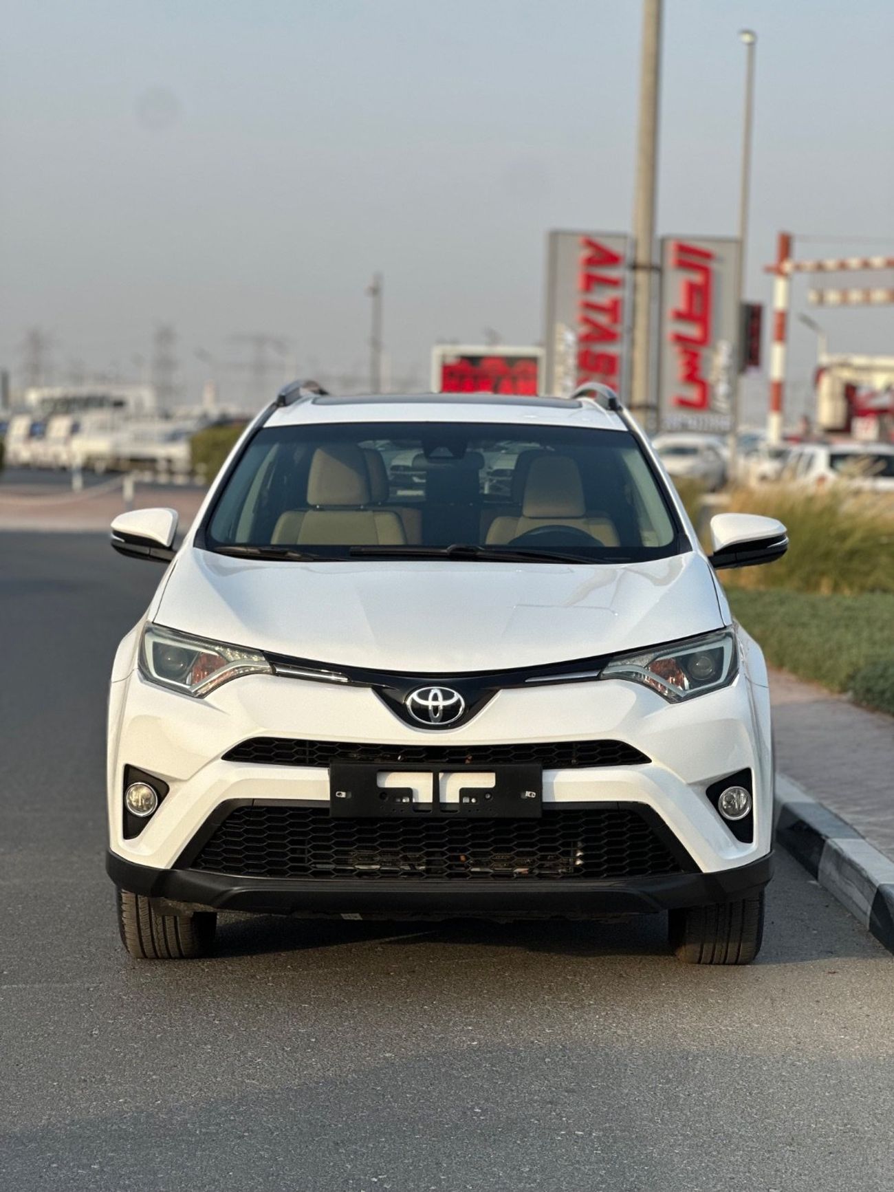 Toyota RAV4 XLE 4WD sunroof and Full Option