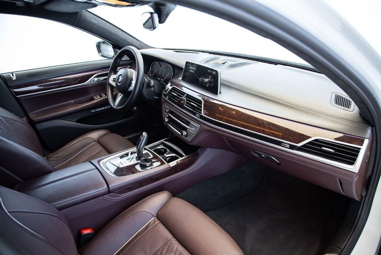 BMW 750Li Luxury 4.4L (443 HP)
