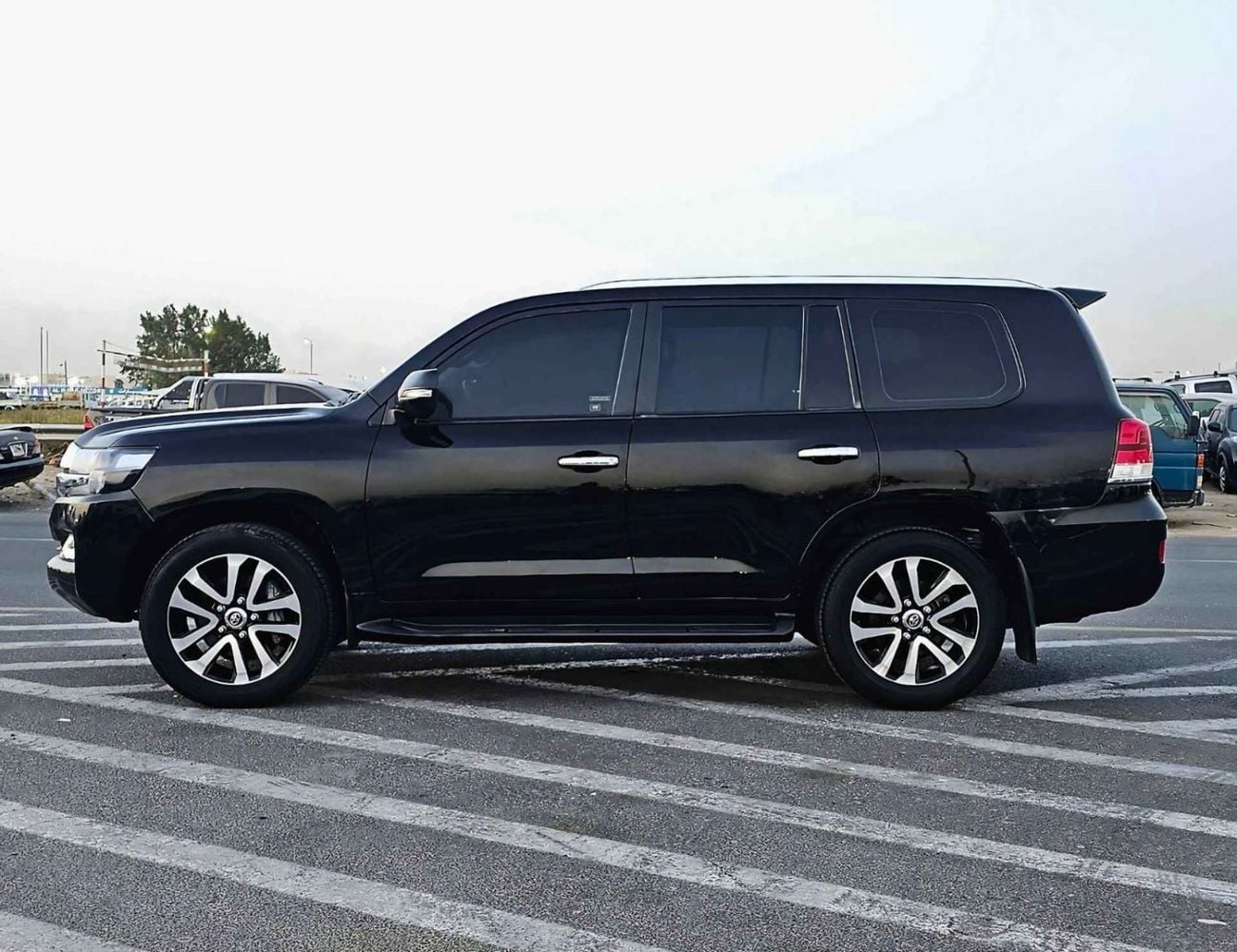 Toyota Land Cruiser VXR 4.6L 4WD Lhd Petrol Automatic 8 Cylinders 8 Seats 5 Doors