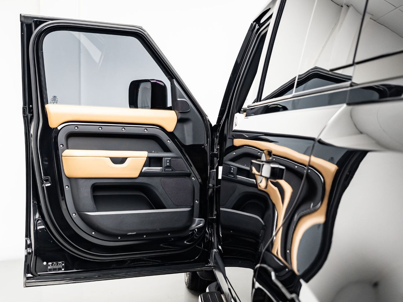 Land Rover Defender P400 110 X-Dynamic HSE 3.0L (5 Seater) 2025 Land Rover Defender 110 P400 HSE X-Dynamic, 2029 Land Ro