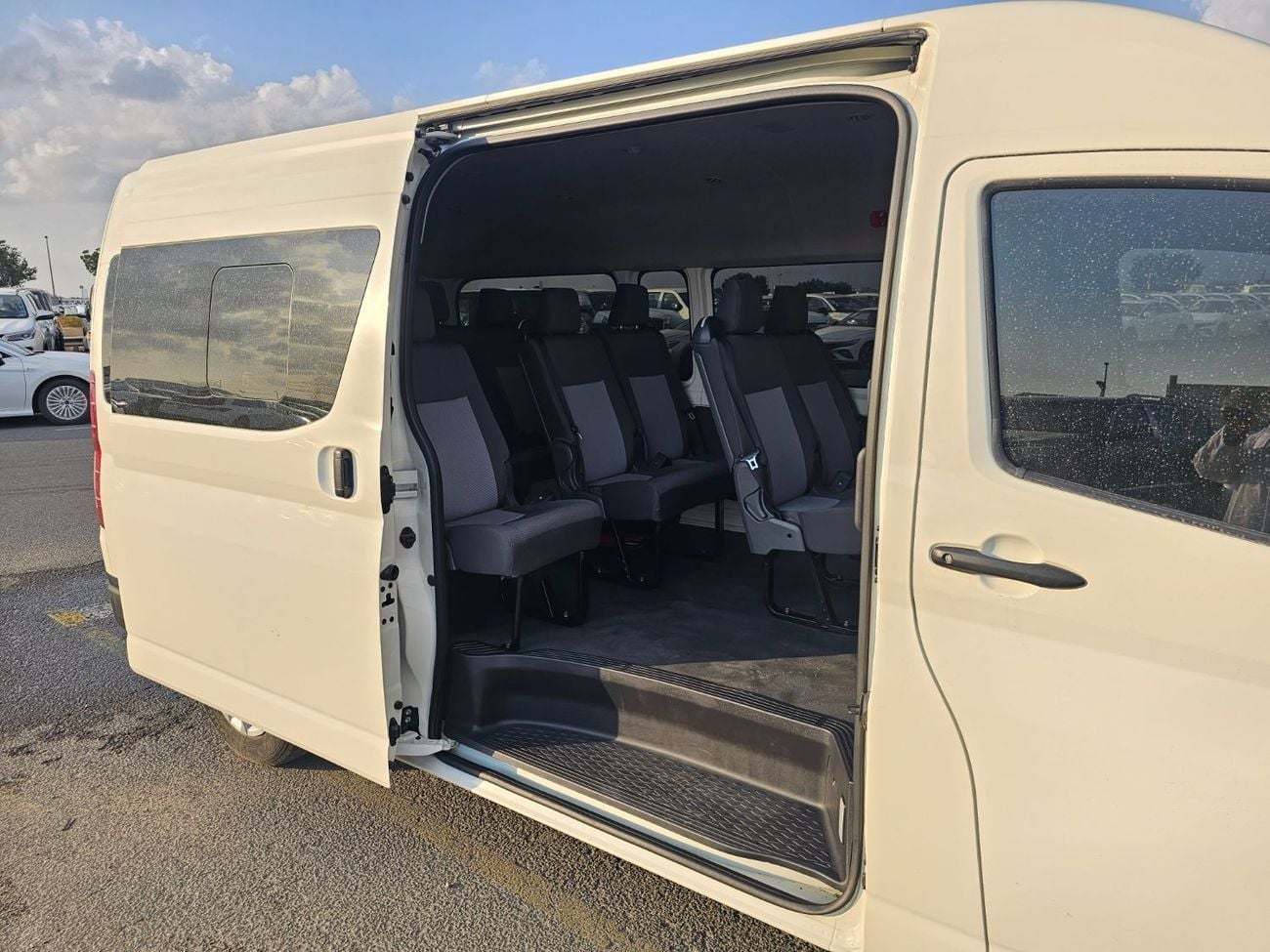 Toyota Hiace Commuter Highroof-3.5L-LHD-2WD-Side Glass-13 Seats- 4 Doors-Petrol-Automatic