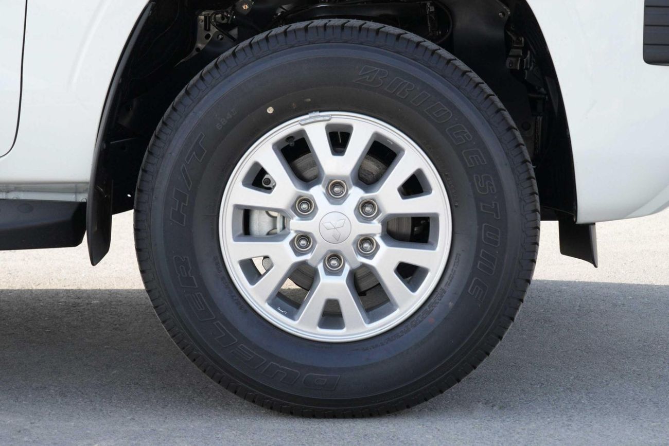 Mitsubishi L200 2.4L GLX 4X4 D/C MID M/T PETROL