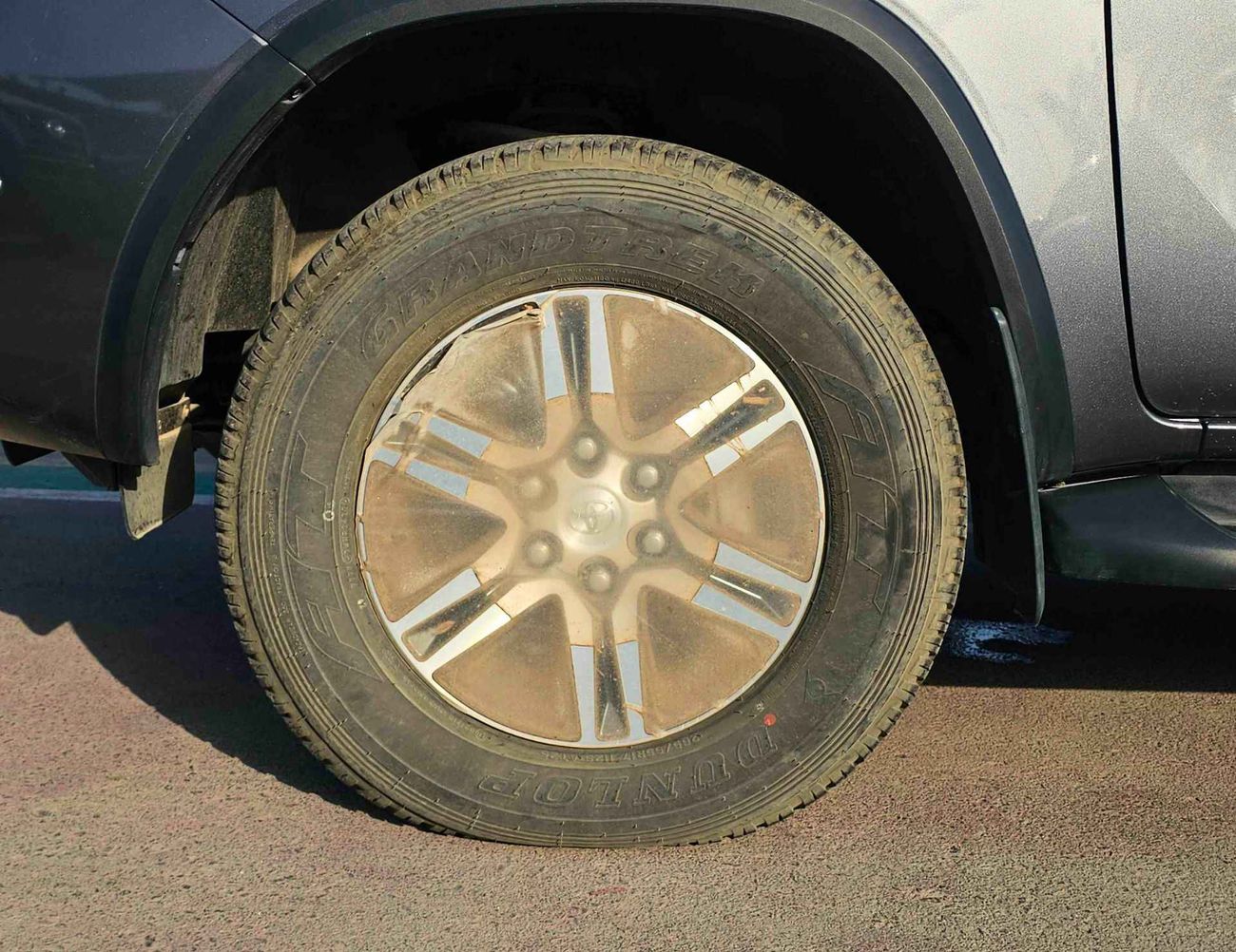 تويوتا فورتونر 2.7L / ALLOY RIMS / MANUAL A/C / 4WD / CODE # G GRAY