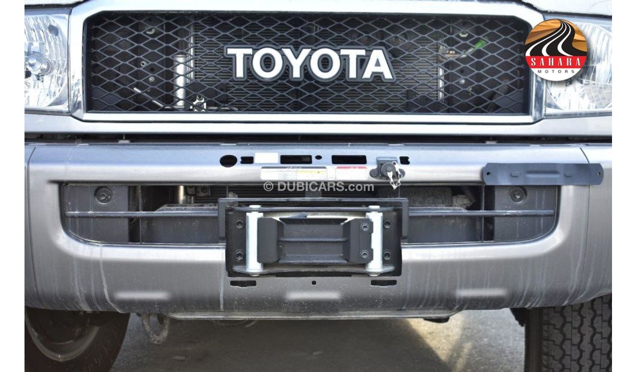 Toyota Land Cruiser Pick Up 79 DOUBLE CABIN PICKUP DLX V8 4.5L DIESEL MT