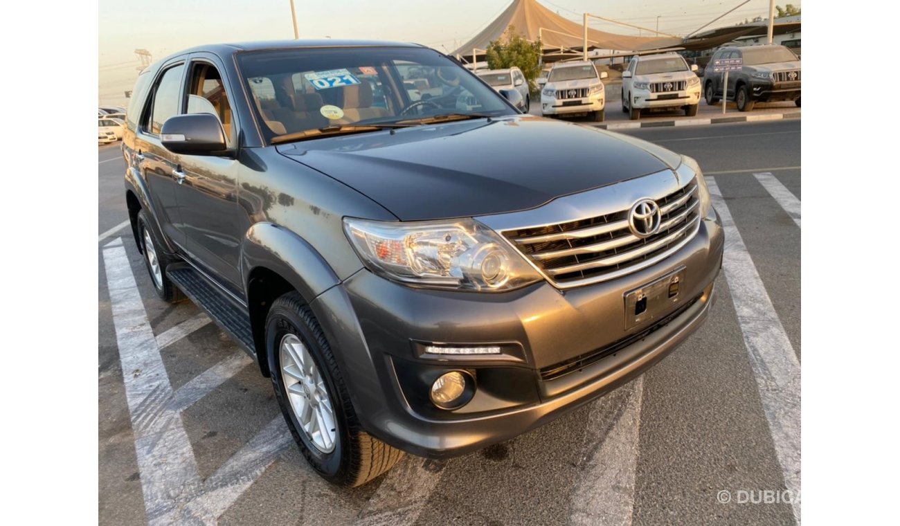 تويوتا فورتونر 2015 TOYOTA FORTUNER /2.7L V4 WITH 3 KEY / Very well maintained vehicle