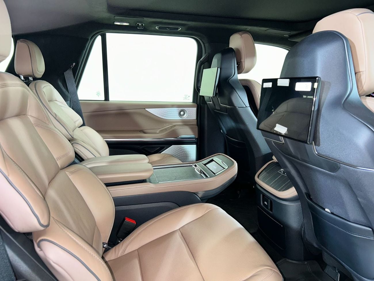 Lincoln Navigator Presidential 3.5L N1925 / AL TAYER MOTORS / AL QOUZ SHOWROOM