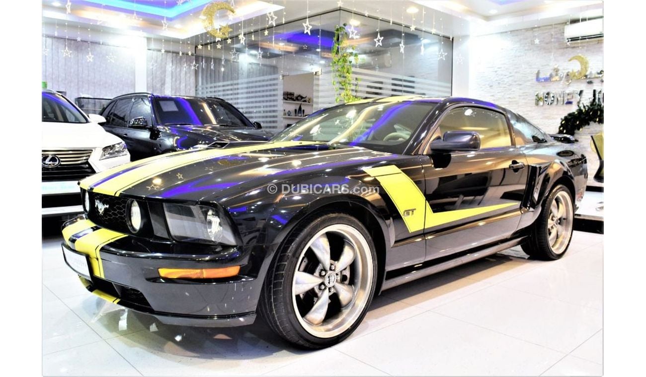 فورد موستانج ONLY 129000 KM! FORD MUSTANG GT 2005 Model in Black with Yellow Stripes Color! GCC Specs