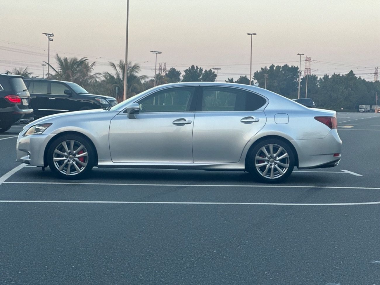 لكزس GS 350 موديل 2013 حاله ممتازه من الدآخل والخارج فل مواصفات فتحه وجلد ومثبت سرعه وتحكم كهربائي كامل