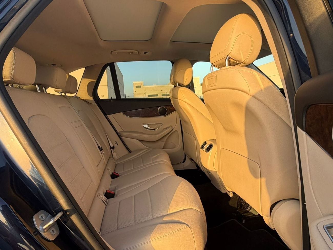 مرسيدس بنز GLC 300 4MATIC 2.0L