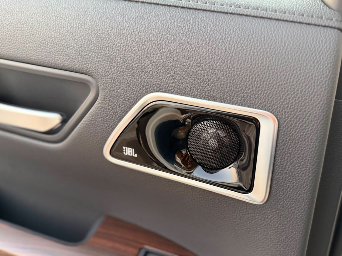 Toyota Land Cruiser VXR FUTTAIM SPECS