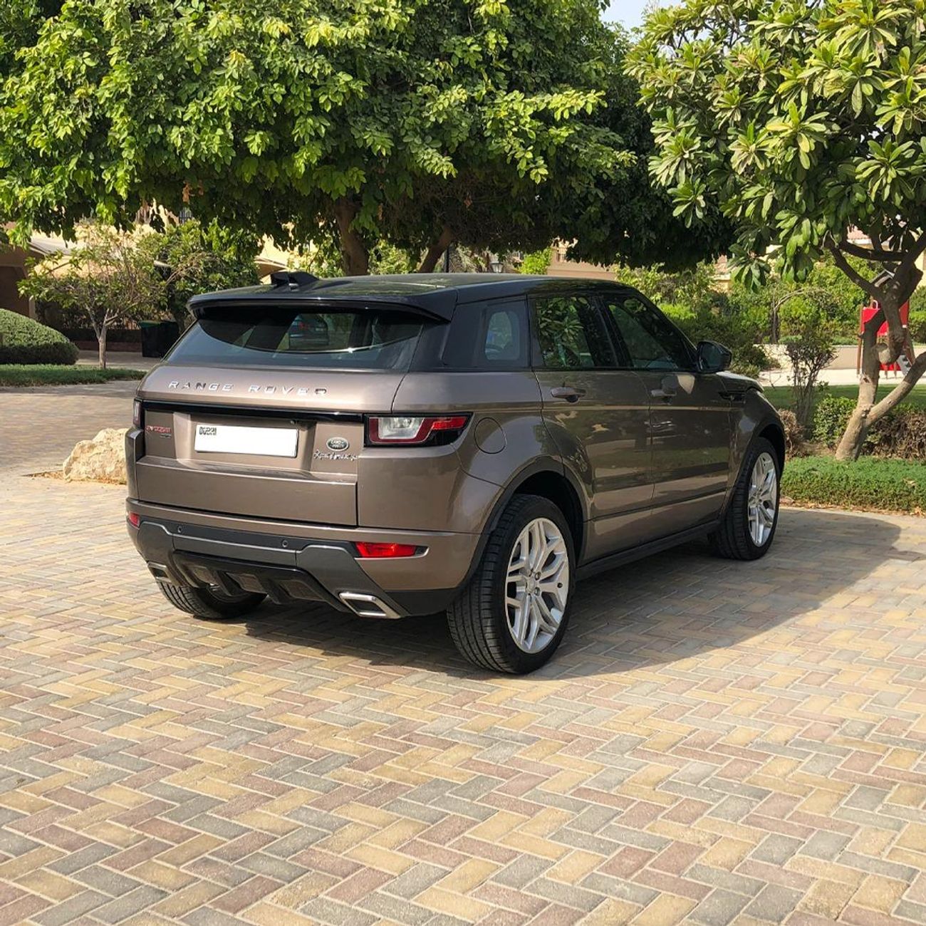 لاند روفر رانج روفر إيفوك P200 R-Dynamic HSE 2.0L/ Excellent condition