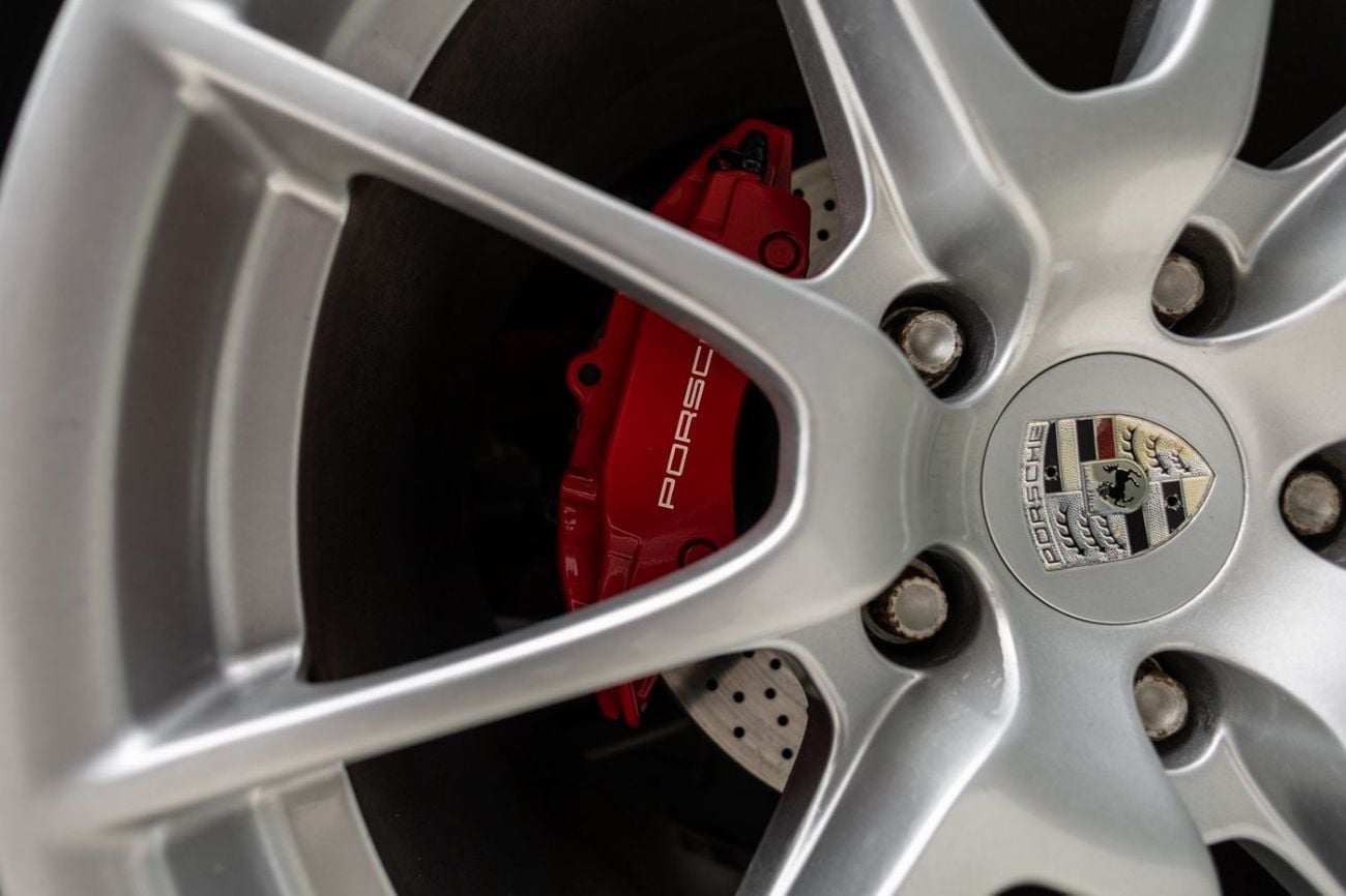 Porsche Cayman R 3.4L 2012 Porsche Cayman R GCC
