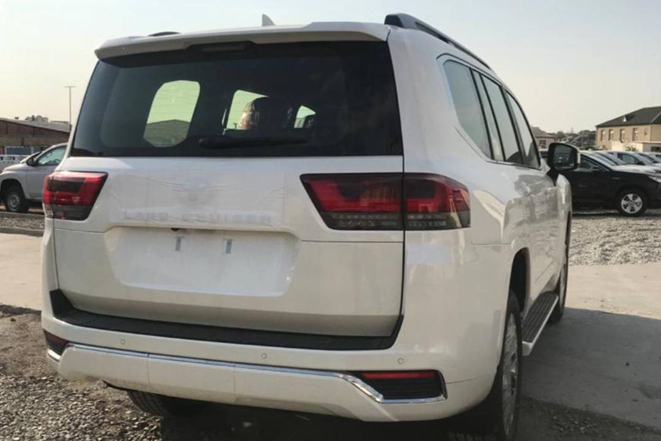 تويوتا لاند كروزر ZX 3.5L PET A/T Floor 23YM - 7 SEATERS - EURO - WHT_RED (EXPORT OFFER)