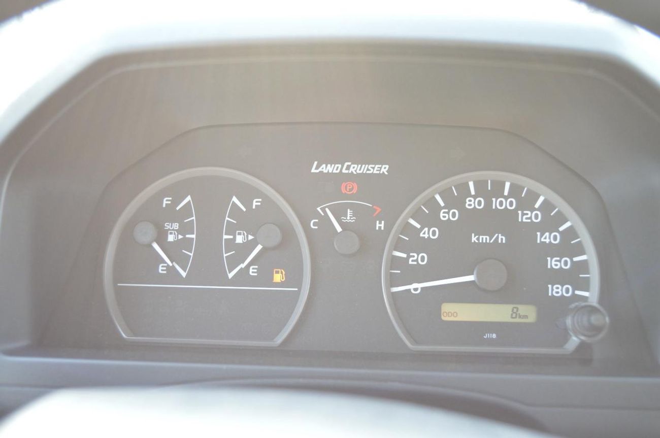 تويوتا لاند كروزر بيك آب 79 SC 4.2 MT Diesel V6 2026