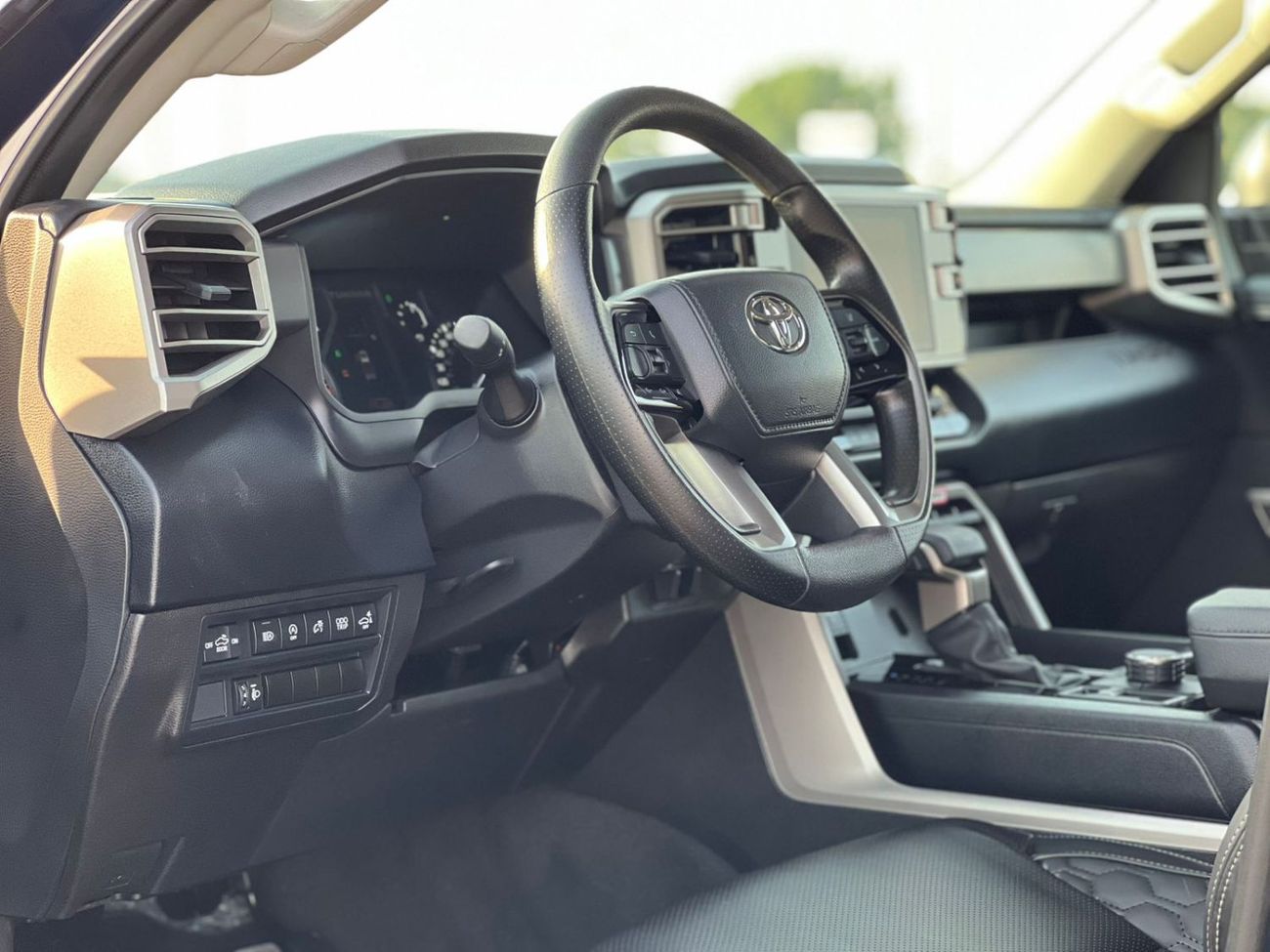 Toyota Tundra 2024 Toyota Tundra Crewmax SR5 - 3.4L V6  - AWD 4x4 - Rear Camera - Leather Seat - Low Mileage