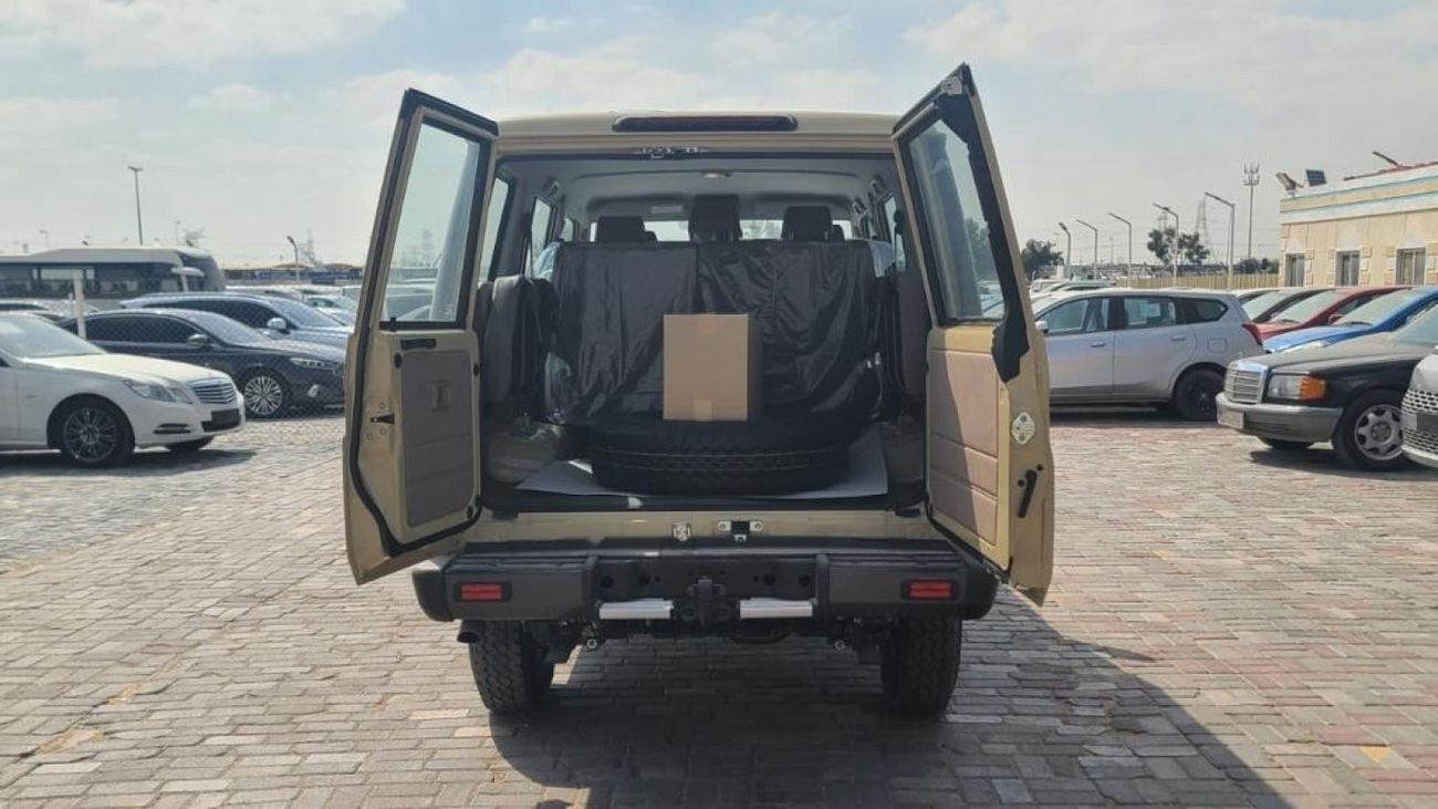 Toyota Land Cruiser 70 TOYOTA LC 76 HARDTOP 4.2L DIESEL V6 2024 COLOR WHITE  AND BEIGE