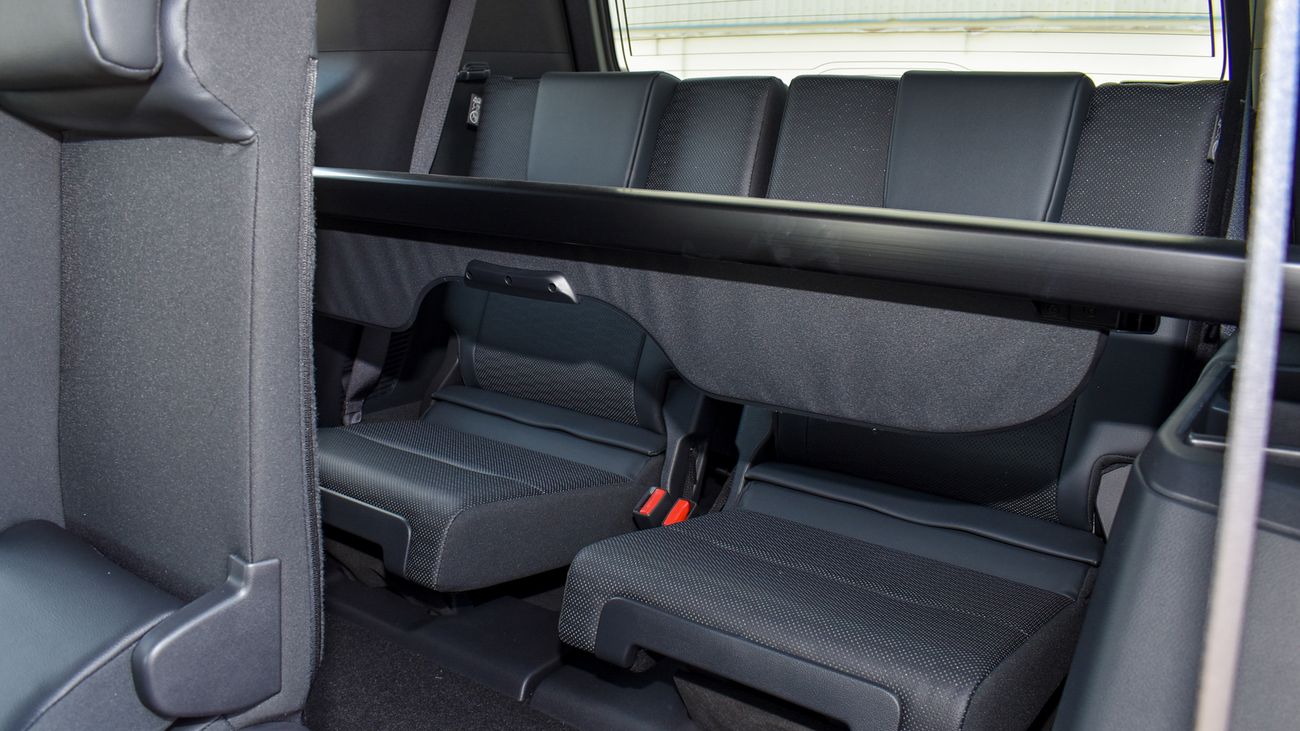 تويوتا برادو 2.4L Petrol with Sunroof