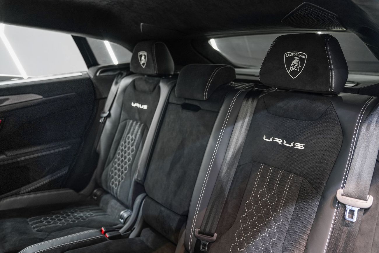 Lamborghini Urus 4.0T V8 Performante Full Carbon Pack, Akrapovic Exhaust, Lamborghini Warr + Serv!!