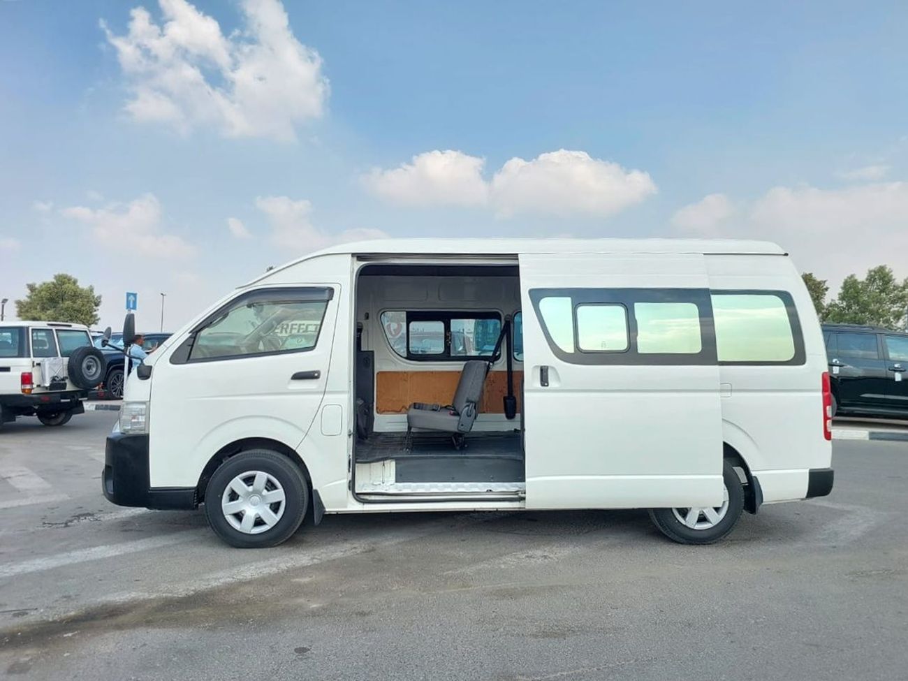 Toyota Hiace TOYOTA HIACE VAN RHD 2015 MODEL 3.0 L DIESEL AUTOMATIC(PM15267)