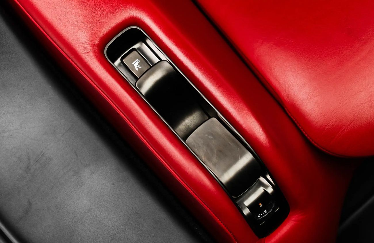 لكزس LFA 4.8L V10 Naturally Aspirated Engine