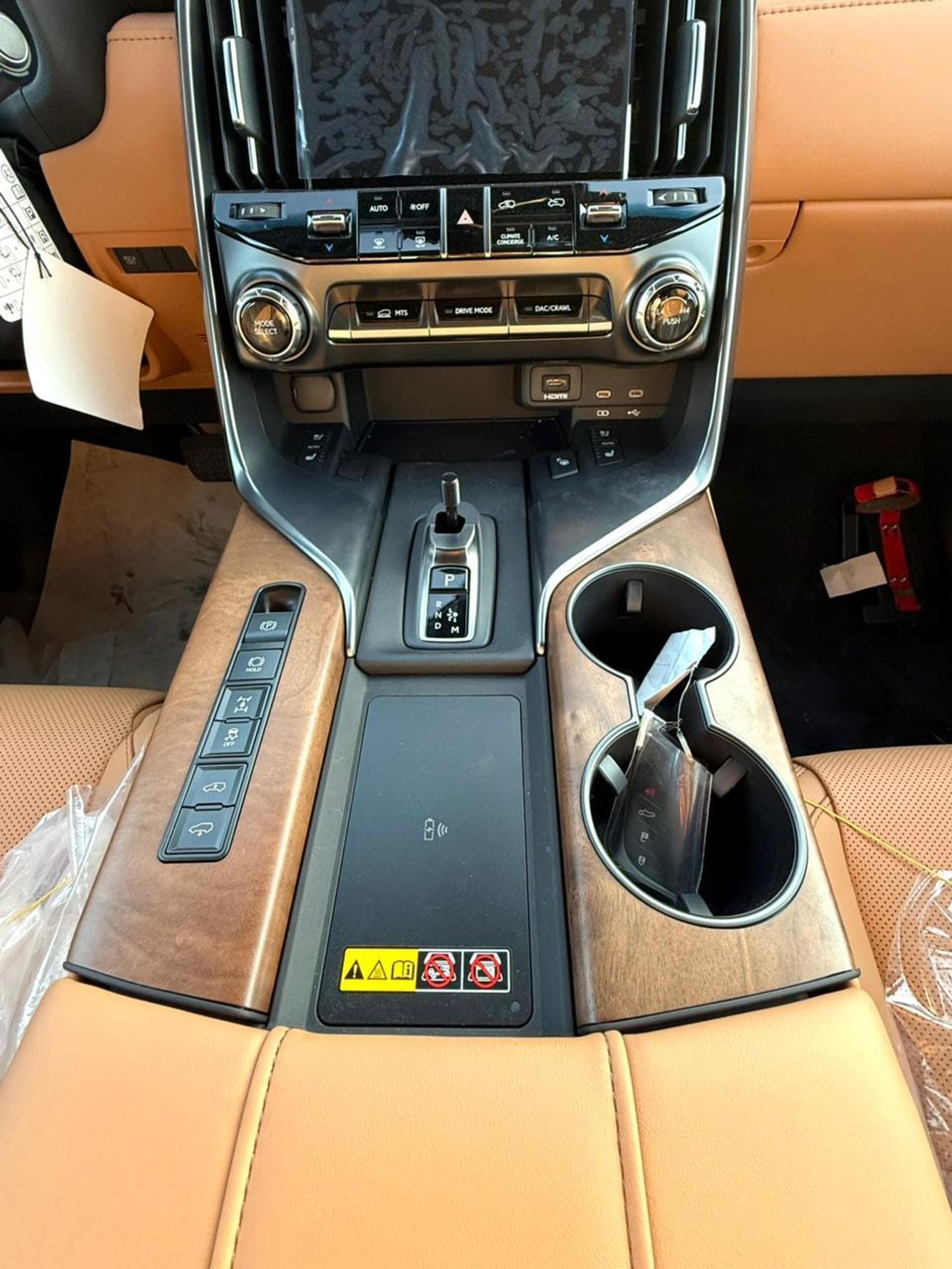Lexus LX700h SIGNATURE WHITE INSIDE TAN