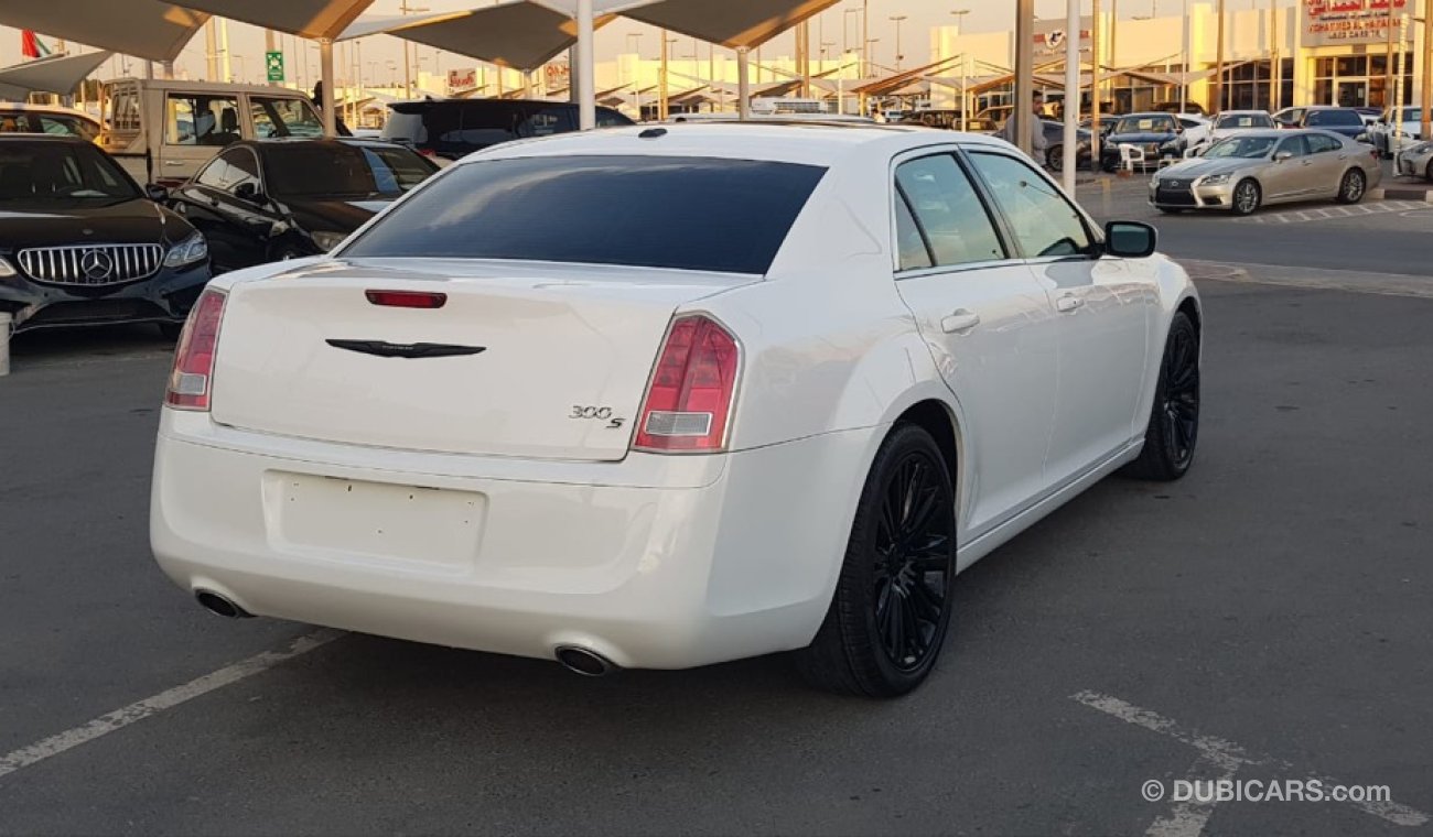 Chrysler 300s Crysral C300s model 2013  GCC car prefect condition full option low mileage sun roof leather seats b