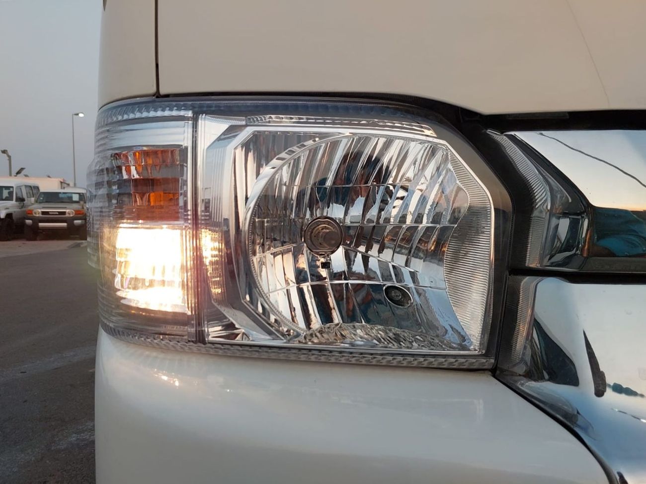 Toyota Hiace TOYOTA HIACE COMMUTER VAN RHD 2016 MODEL 3.0 L DIESEL AUTOMATIC(PM28060)