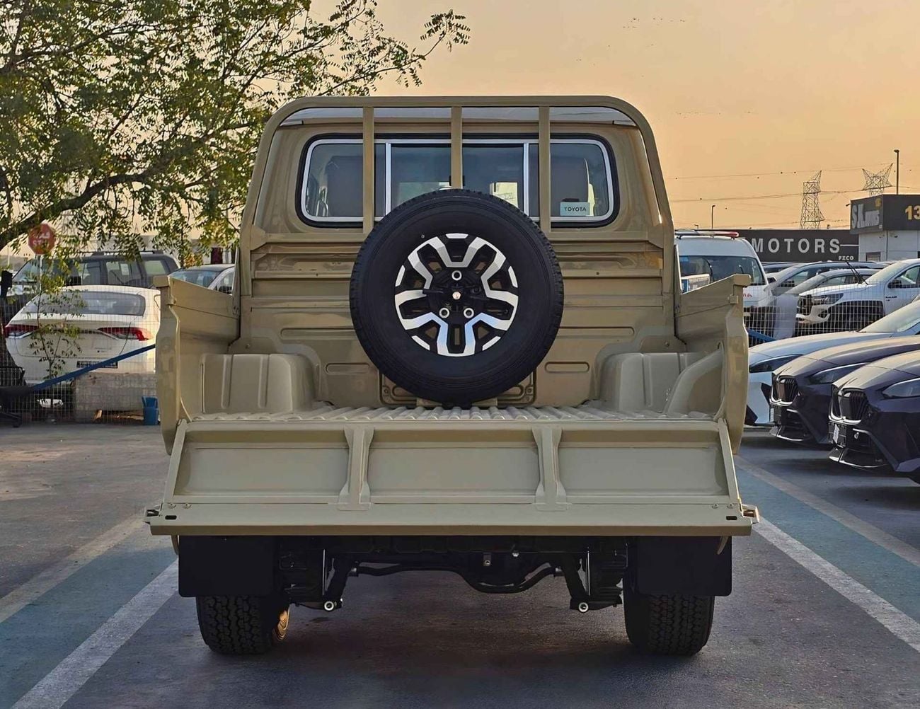Toyota Land Cruiser Pick Up  DOUBLE CABIN / 2.8L V4 DIESEL A/T / DVD CAMERA / WINCH , SNORKEL / DIFF LOCK (CODE # LC