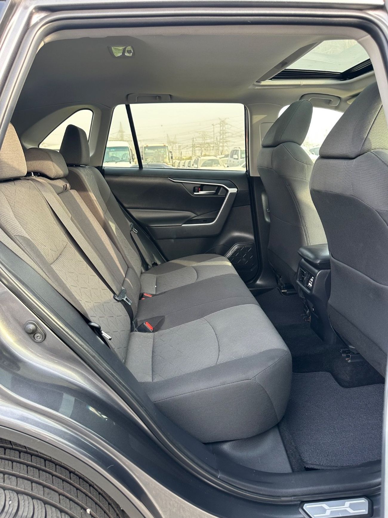 تويوتا راف ٤ XLE Sunroof,push start Full Option