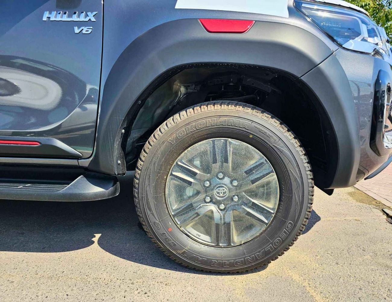 تويوتا هيلوكس SR5 TRD WOOD INTERIOR W VISOR / 4.0L PETROL V6 4WD / BLIND SPOT / DIFFLOCK / DVD+CAMERA (CODE # H6A)