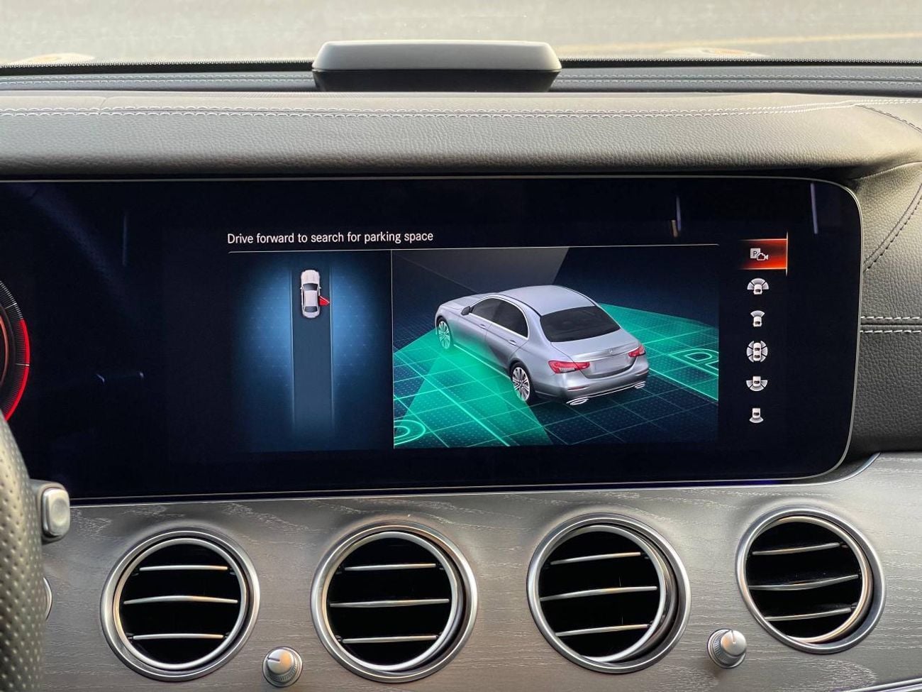 مرسيدس بنز E 350 عداد كيلومترات منخفض / كاميرا 360 درجة / رادار / شاشة عرض كاملة للوحة القيادة / نظام كشف النقطة العم