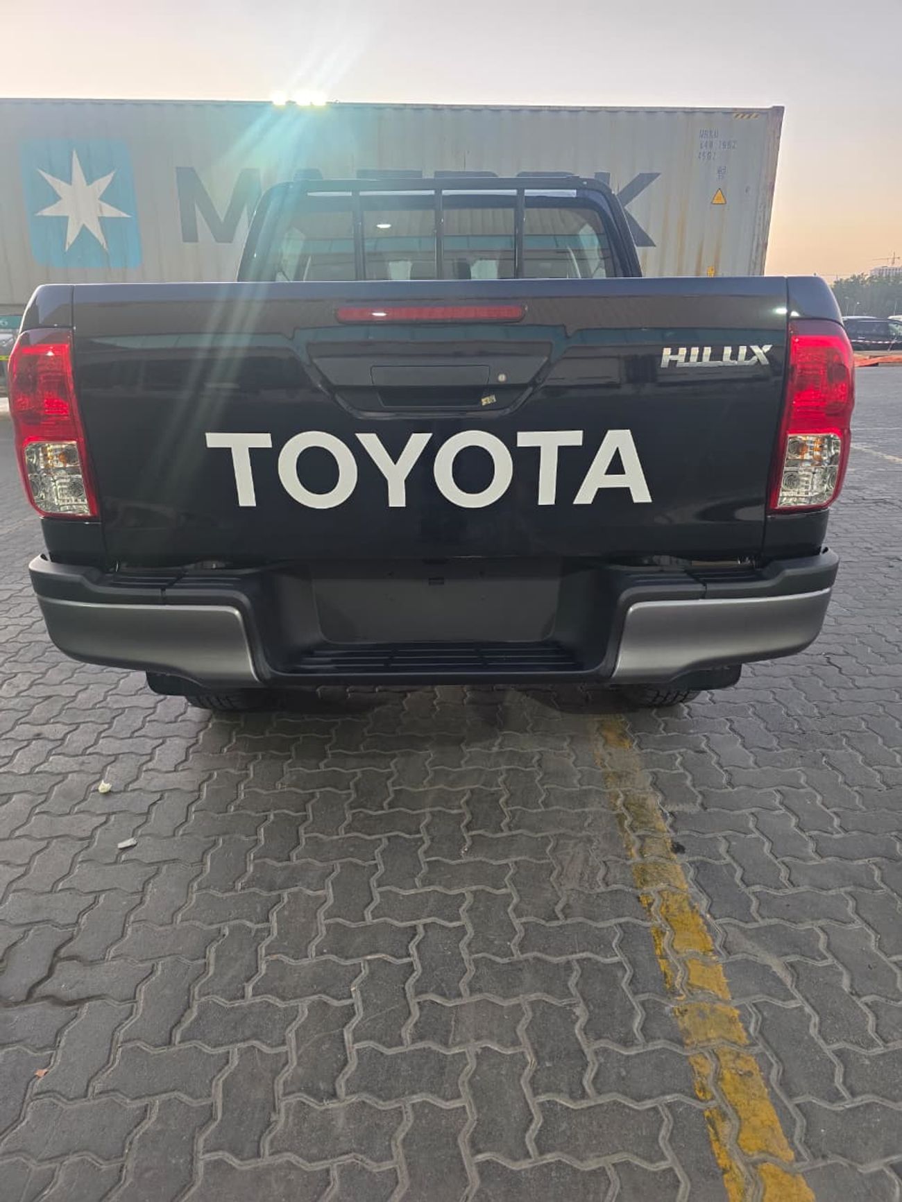 تويوتا هيلوكس Toyota Hilux 2.7L 2025 AT DC Mid Black Petrol (Export Only Africa)