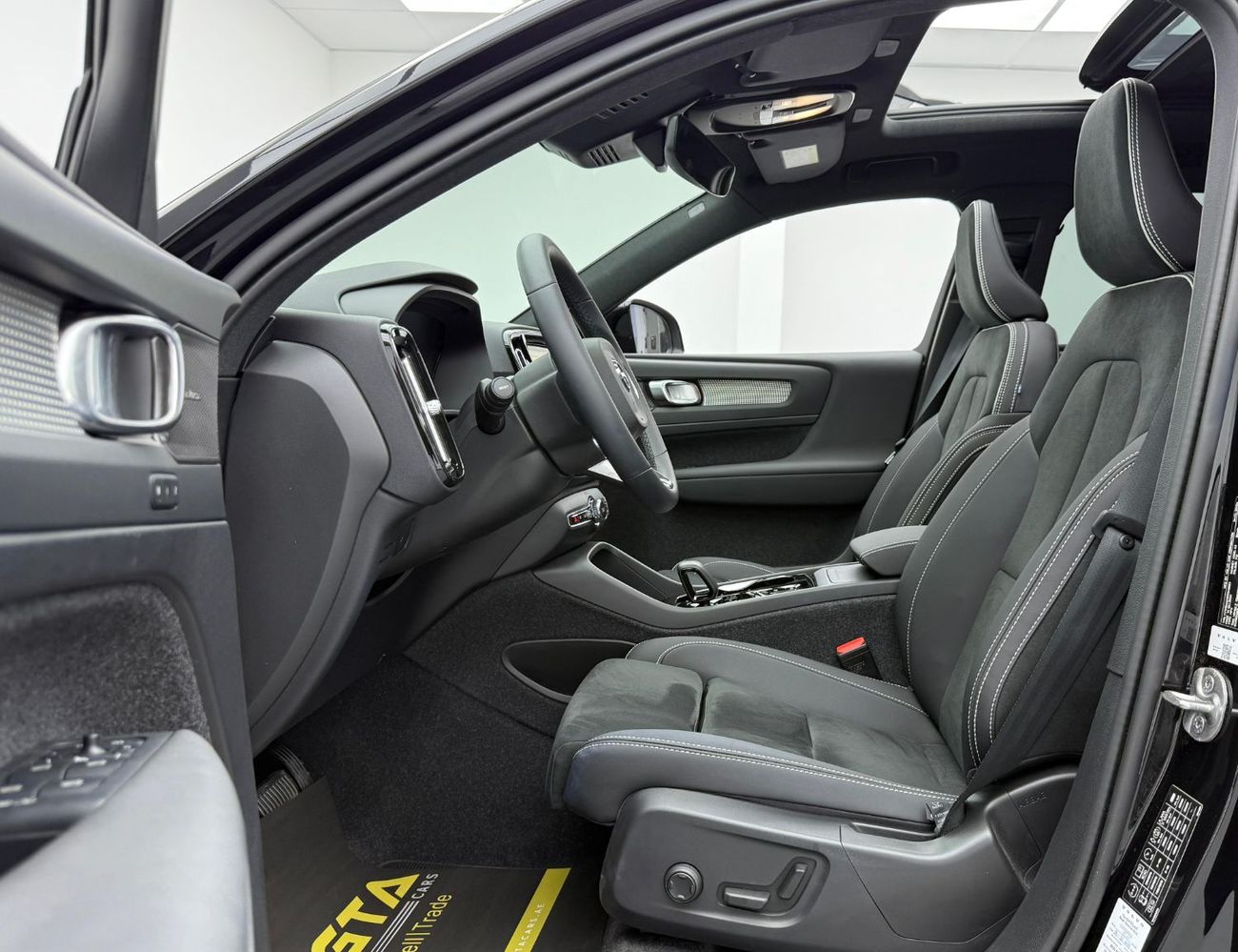 Volvo XC40 B4 2024 Volvo XC40 B4, 2027 Volvo Warranty, 2029 Volvo Service Pack, Very Low Km, Fully Loaded, GCC