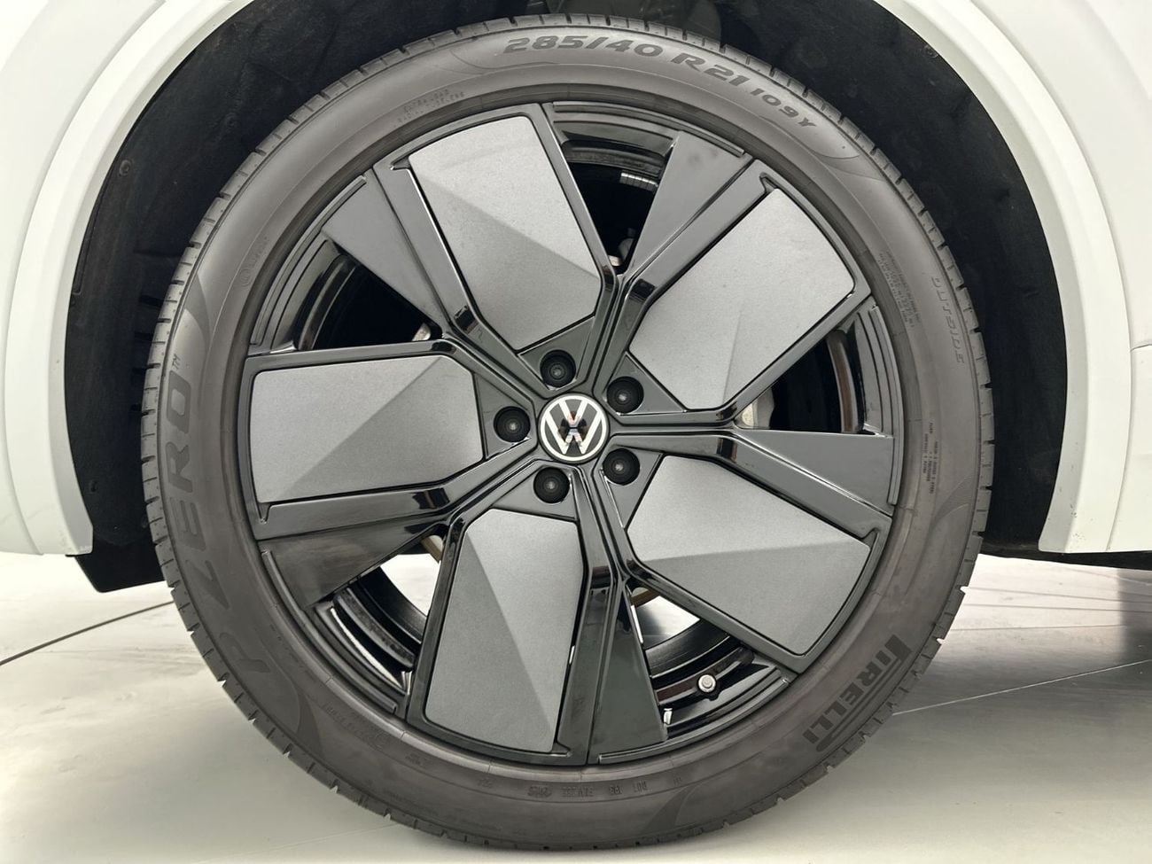 فولكس واجن طوارق Touareg R-Line + (Ref#00130) - 42,100 AED SAVINGS from New Car