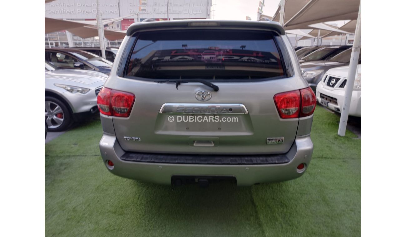 تويوتا سيكويا موديل 2009 لون سيلفر رقم واحد فتحة مثبت سرعة تحكم بحالة ممتازة لاتحتاج لأى مصاريف