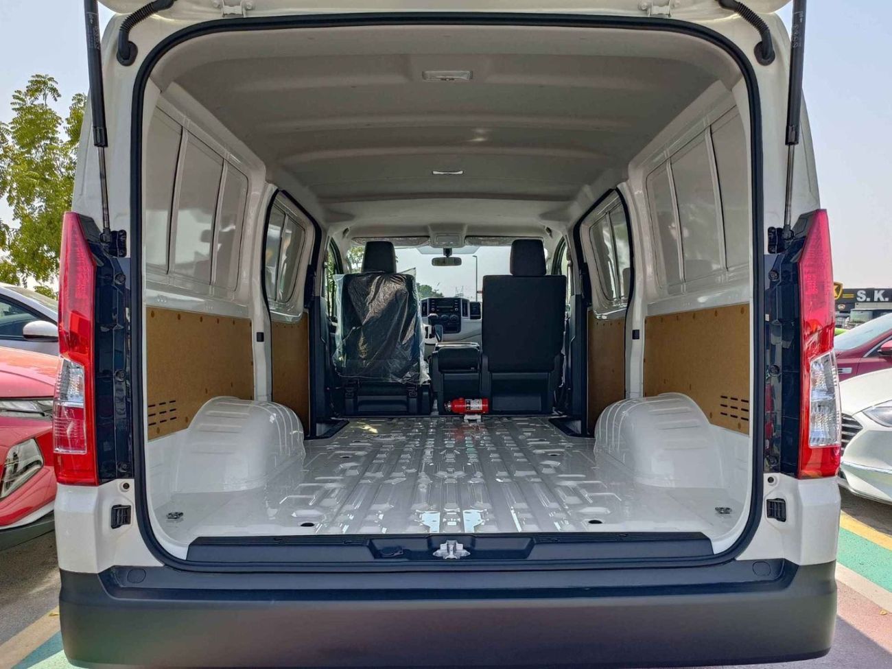 Toyota Hiace CARGO LOW ROOF TOYOTA HIACE CARGO LOW ROOF || 3.5L PETROL A/T V6 (CODE # HCLRAE)