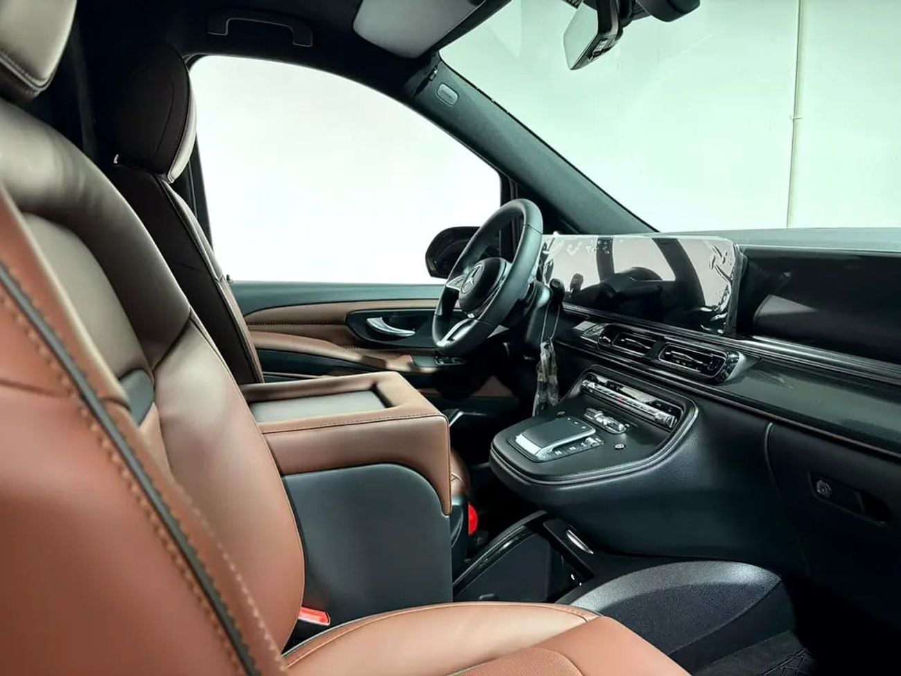 مرسيدس بنز V 300 ARRIVAL MODEL VIP MERCEDES GCC V300 with ADDITIONAL REAR AC - 2 Years Warranty by VLINE