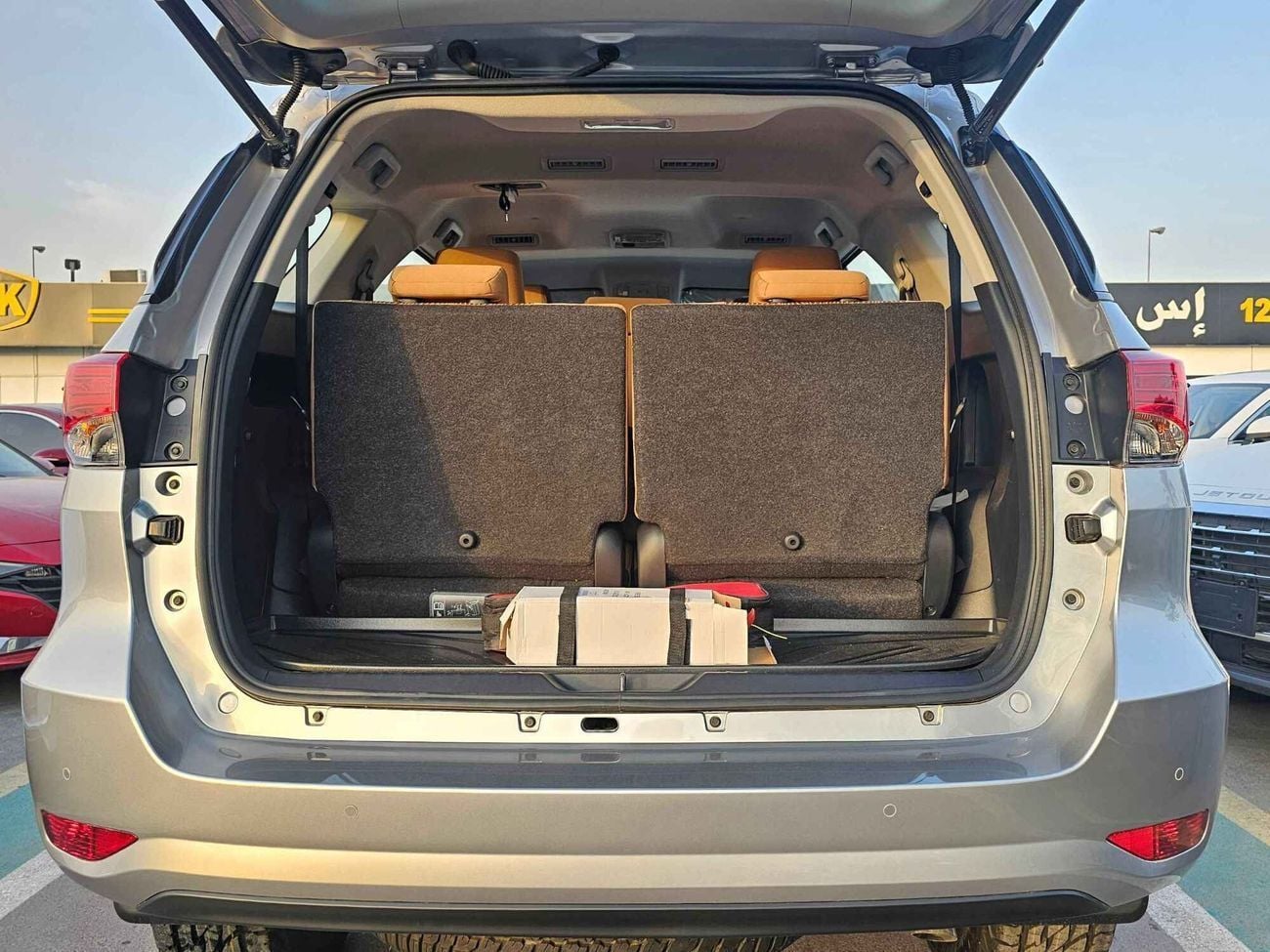 تويوتا فورتونر 4.0L V6 PETROL / 8 SCREEN + CAMERA / REMOTE KEY / REAR A/C (CODE # FP40VXB)