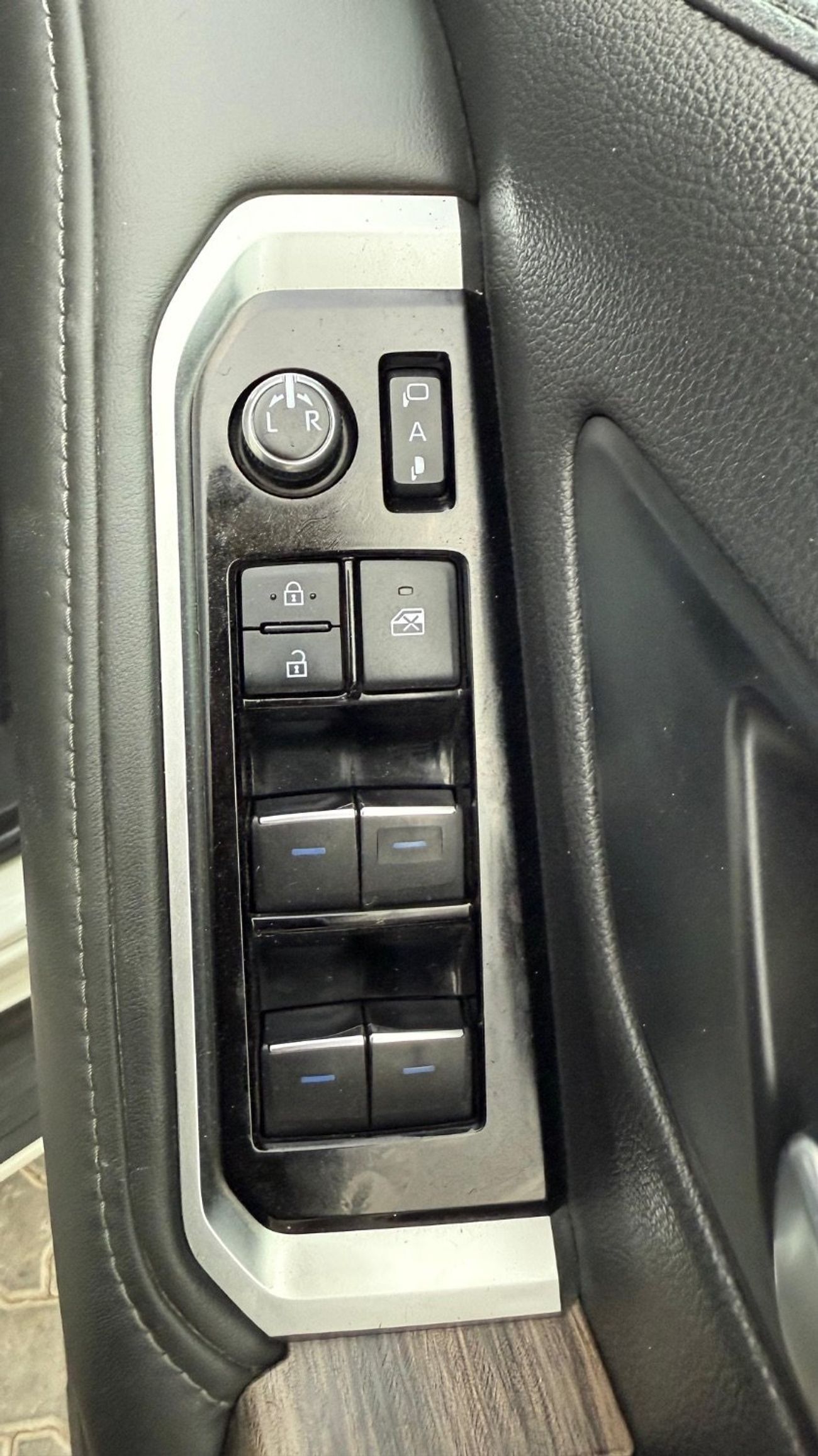 Toyota Land Cruiser VX 3.3L