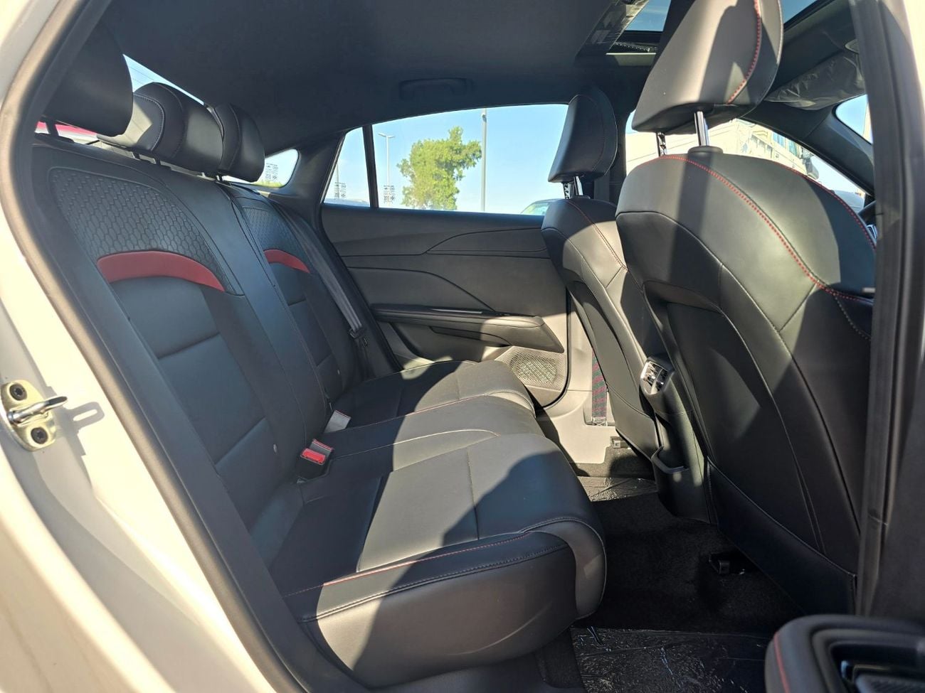 أم جي 5 MG 5 LUXURY 180DVVT  1.5L A/T FWD White Color 2025 Model