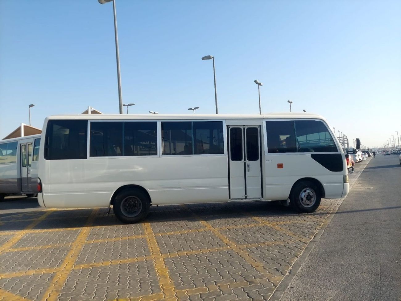 تويوتا كوستر 4.2L DIESEL 22 SEATER MANUAL TRANSMISSION