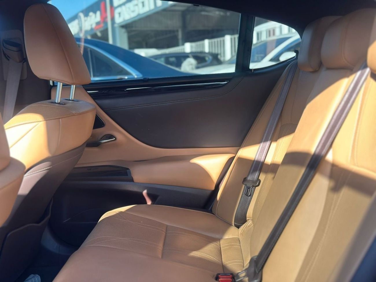 Lexus ES300h Hybrid 2.5L (214 HP)