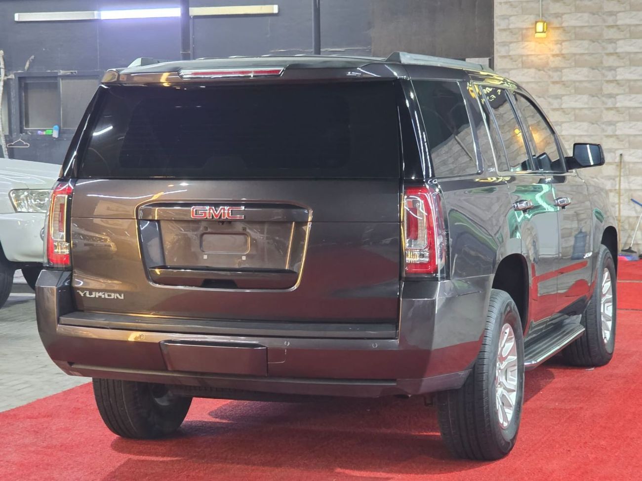 GMC Yukon SLE 5.3L 4WD (8 Seater)