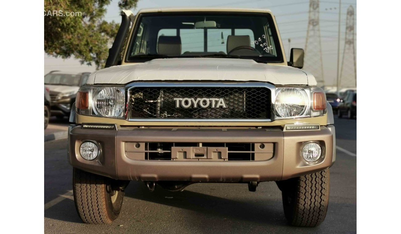 Toyota Land Cruiser Pickup 4.2L DIESEL, 16" RIMS, MANUAL FRONT A/C, 4WD, SD CARD SLOT (CODE # LCSC04)