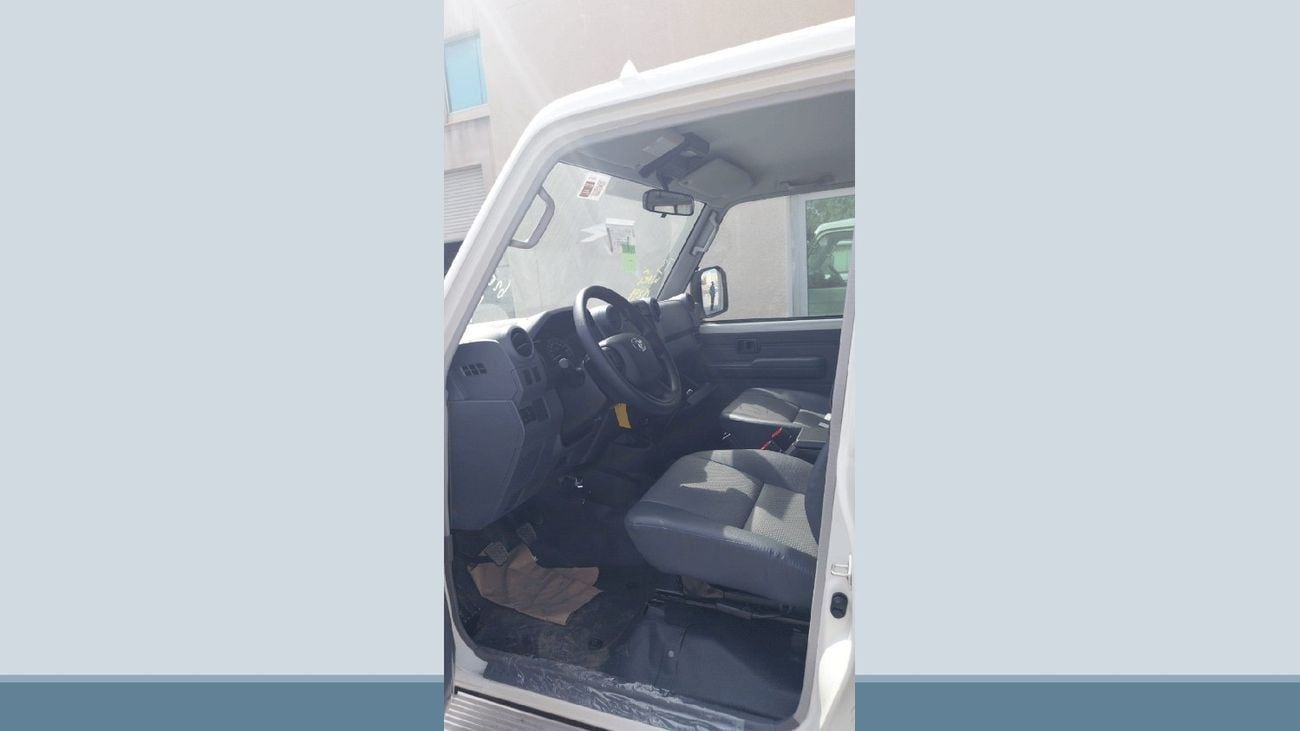 تويوتا لاند كروزر بيك آب ECT0028 - Toyota LC79 DCab - 2.8L Diesel Manual White (Diff lock)