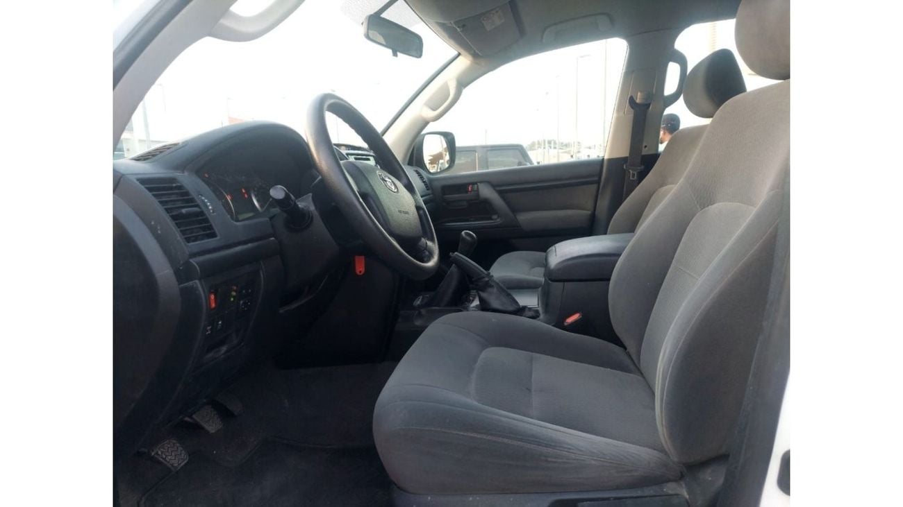 تويوتا لاند كروزر 200 4.5L DIESEL V8 MANUAL TRANSMISSION