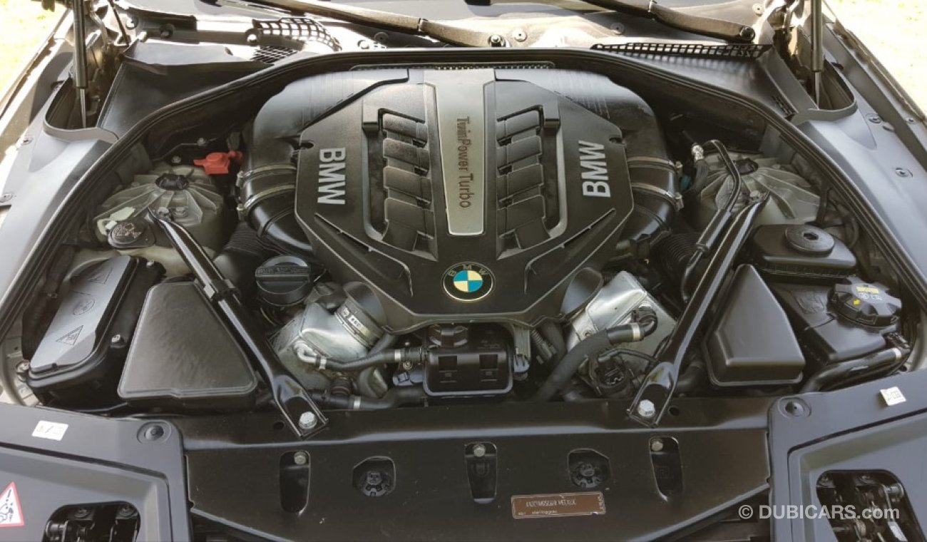 بي أم دبليو 550i موديل 2012 خليجي  فل مواصفات خمس كبسات  فتحه سقف وكراسي جلد ومثبت سرعه وتحكم كهربي كامل ونظام صوت مم