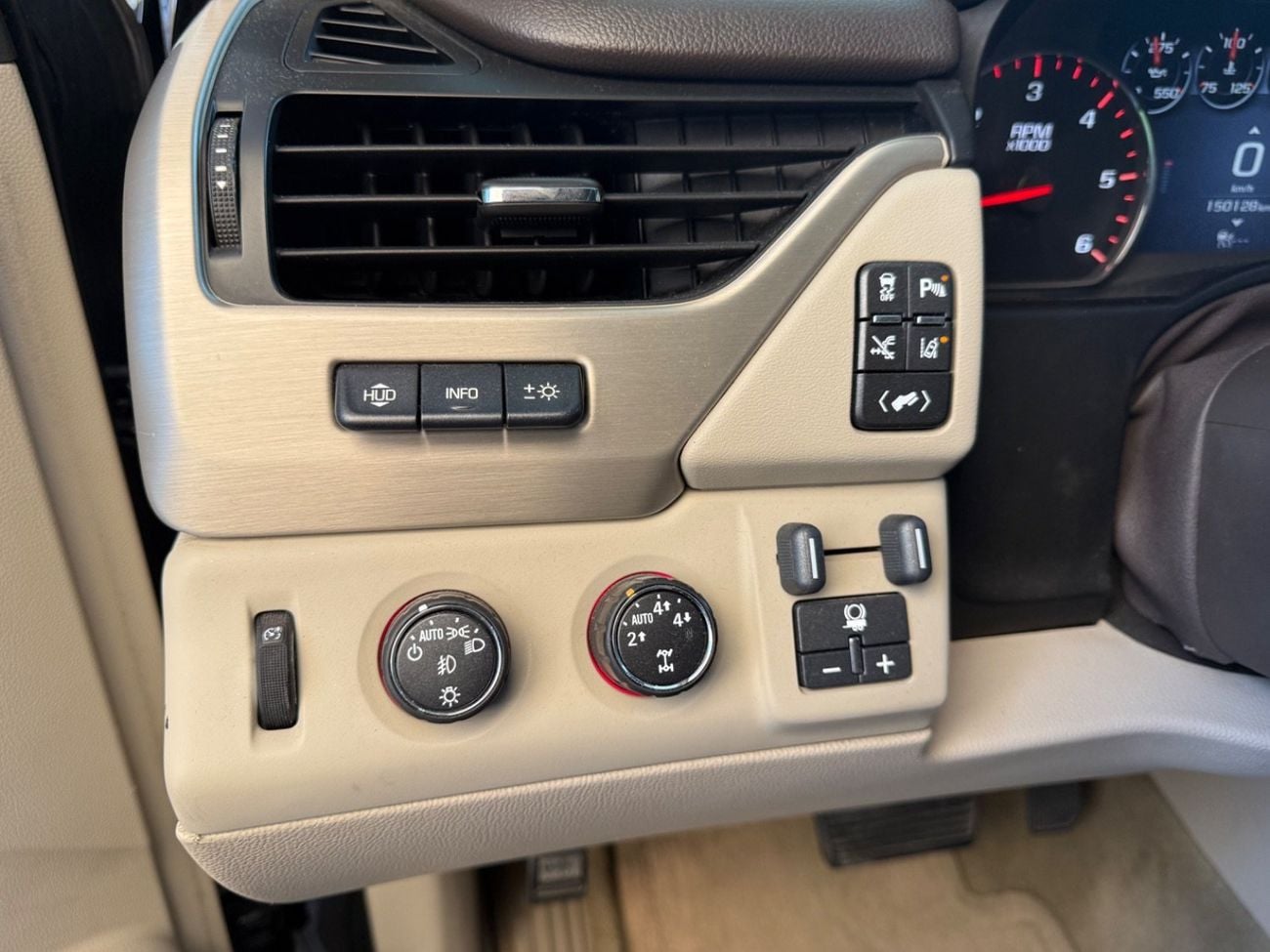 GMC Yukon 2015 DENALI 6.2L/V8 WELL MAINTAINED GCC