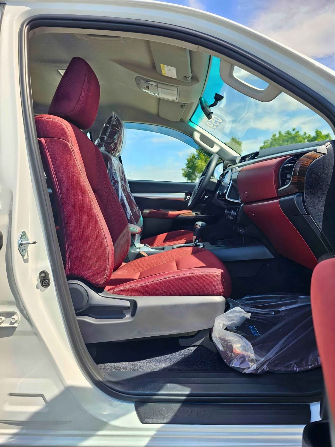 تويوتا هيلوكس SR5 TRD 4.0L PETROL SR5 TRD || 4.0L PETROL V6 4WD | WOOD INTERIOR W VISOR | BLIND SPOT | DIFFLOCK | DVD+CAMERA | READY S