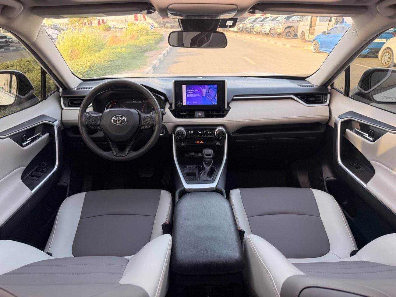 تويوتا راف ٤ XLE 2.5L / sunroof, leather seats/ full option 2023